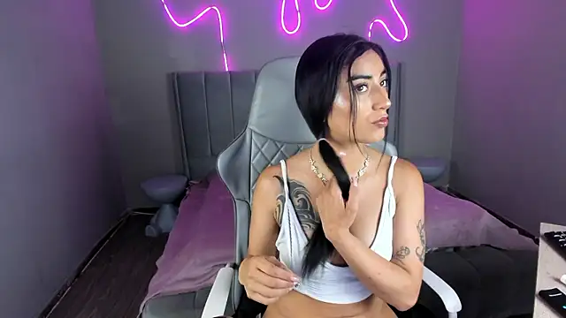 Emma and Issac online show from February 25, 2026, 9:13 pm