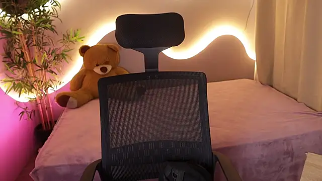 Emma and Issac online show from April 9, 2026, 10:15 pm