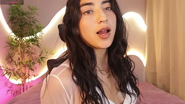 Emma and Issac online show from April 20, 2026, 10:11 pm