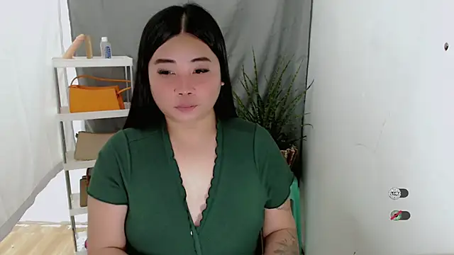 Yhana Slut online show from November 28, 2025, 1:25 pm