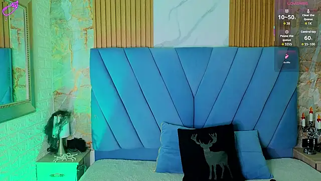 Snapshot of violett__golden chatting on October 9, 2025, 11:19 am violett  golden online show from October 9, 2025, 11:19 am