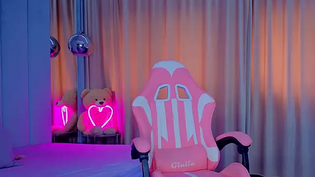 Reina Cummings online show from November 5, 2025, 6:46 am