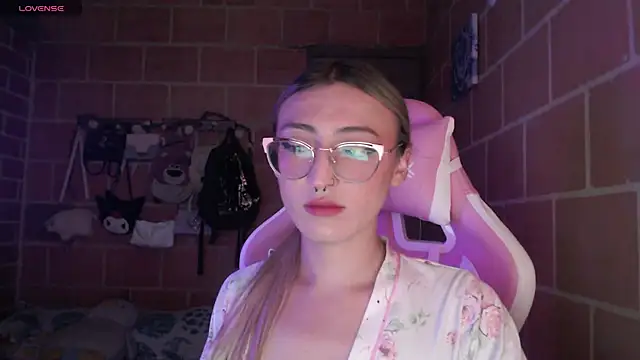 Andrea camilaaa online show from July 10, 2026, 9:50 pm