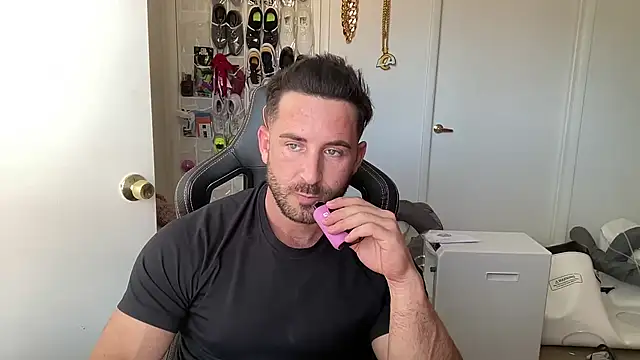 brettmycles28 online show from June 25, 2026, 9:08 pm
