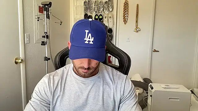 brettmycles28 online show from July 1, 2026, 9:58 pm