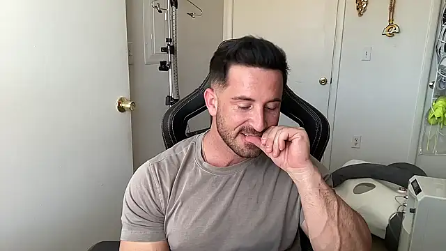 brettmycles28 online show from July 31, 2026, 8:08 pm