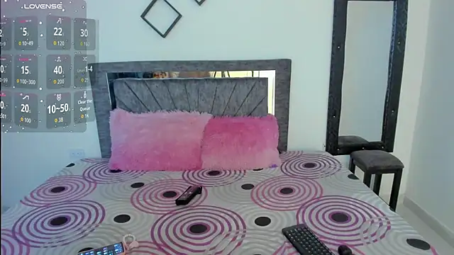 Laurasofia01 online show from October 31, 2025, 2:29 pm