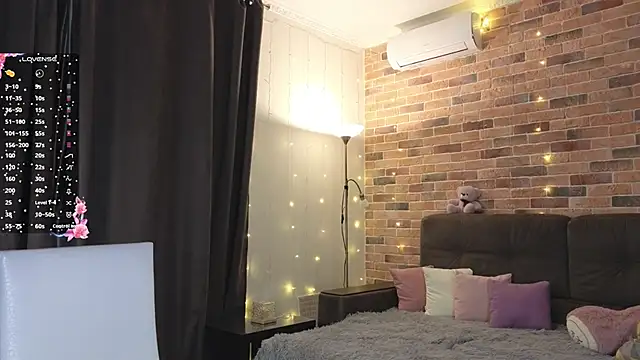 EmiliDen online show from November 3, 2025, 5:03 pm