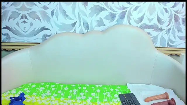 mishell lovely online show from December 14, 2025, 1:16 pm