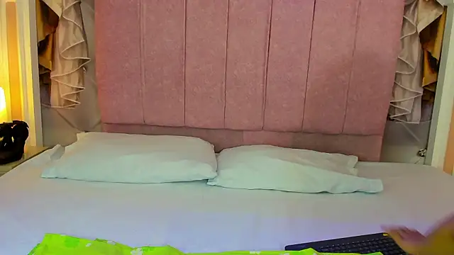 mishell lovely online show from February 12, 2026, 1:39 pm