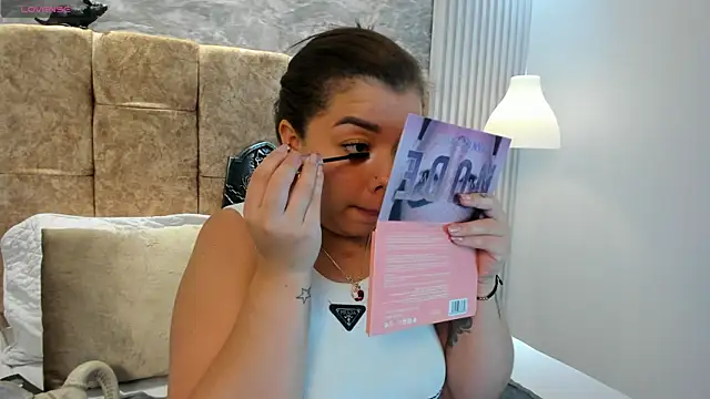 Snapshot of leilapons chatting on October 31, 2025, 5:03 pm leilapons online show from October 31, 2025, 5:03 pm