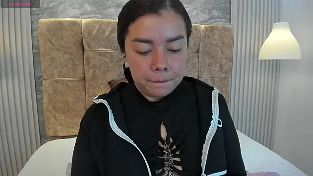 Snapshot of leilapons chatting on November 22, 2025, 5:12 pm leilapons online show from November 22, 2025, 5:12 pm