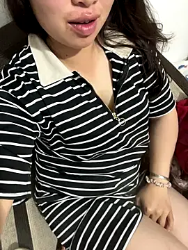 Snapshot of Nhung584 chatting on October 29, 2025, 1:13 pm Nhung584 online show from October 29, 2025, 1:13 pm