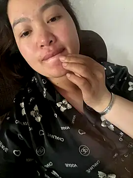 Snapshot of Nhung584 chatting on November 8, 2025, 8:14 am Nhung584 online show from November 8, 2025, 8:14 am