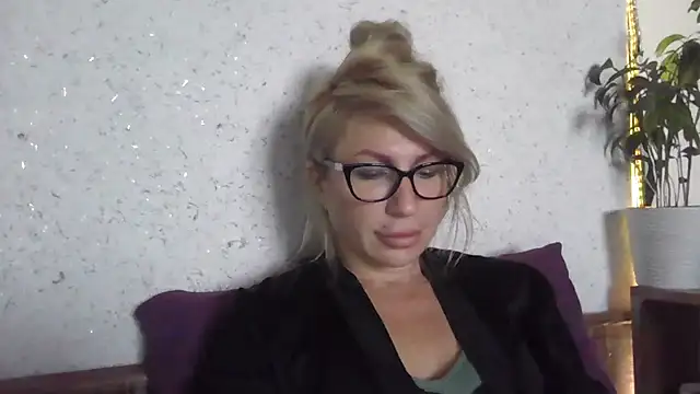 fox red lady7 online show from October 26, 2025, 6:41 am