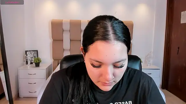 sofiacaramel online show from December 18, 2025, 4:13 pm