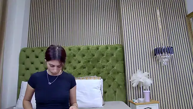 LunaHart online show from October 18, 2025, 7:03 pm