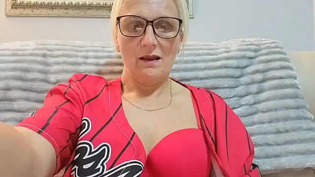 Snapshot of Velvet-Secrets chatting on October 8, 2025, 8:50 pm Velvet-Secrets online show from October 8, 2025, 8:50 pm