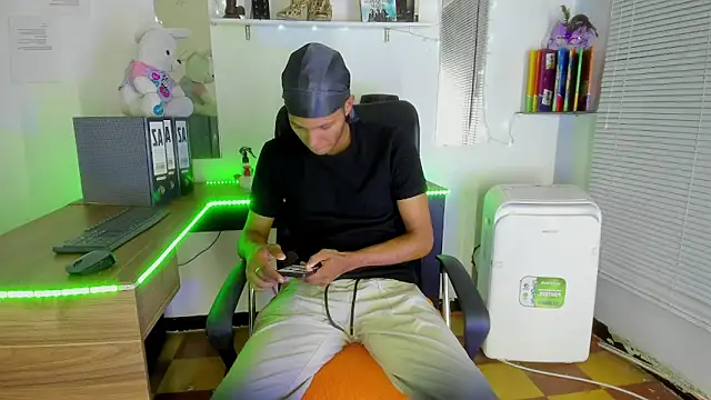 Snapshot of DEAMOL chatting on February 5, 2026, 1:05 pm DEAMOL online show from February 5, 2026, 1:05 pm