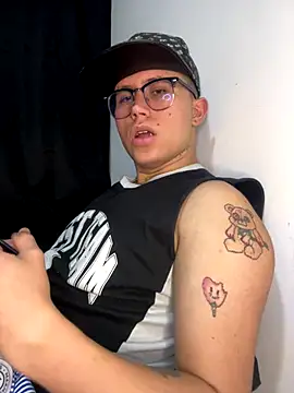 Snapshot of Kurtxxx22 chatting on September 18, 2025, 11:40 pm Kurtxxx22 online show from September 18, 2025, 11:40 pm