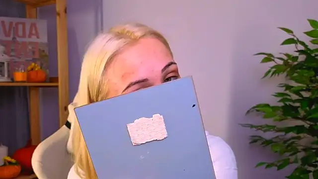 Charlotte Colinss online show from November 5, 2025, 2:22 am