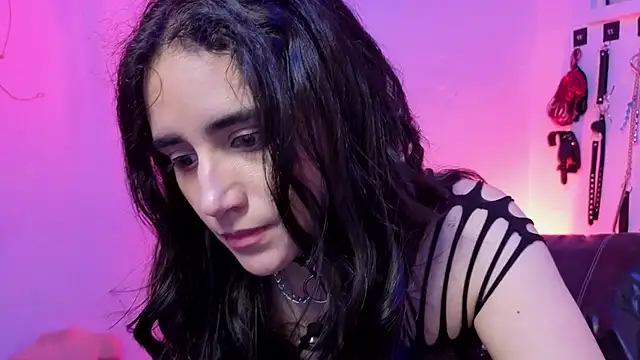 elowen halley1 online show from February 18, 2026, 9:00 pm