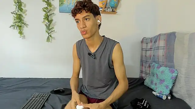 Peterfrost19 online show from October 1, 2025, 10:05 pm