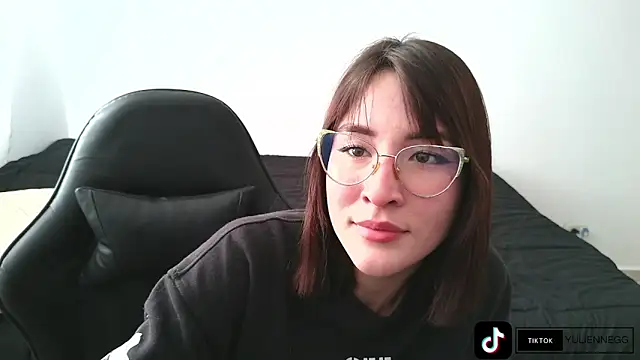 Yulienneg online show from October 6, 2025, 9:23 pm