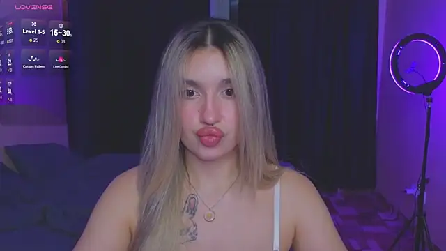 RoxyChill online show from September 12, 2025, 7:47 pm