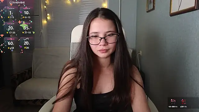 LuciaSenual online show from October 13, 2025, 3:45 pm