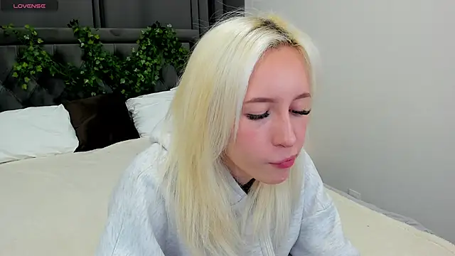 Snapshot of cute_luucy chatting on November 18, 2025, 1:44 am cute luucy online show from November 18, 2025, 1:44 am