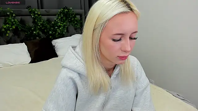 Snapshot of cute_luucy chatting on November 19, 2025, 2:44 am cute luucy online show from November 19, 2025, 2:44 am