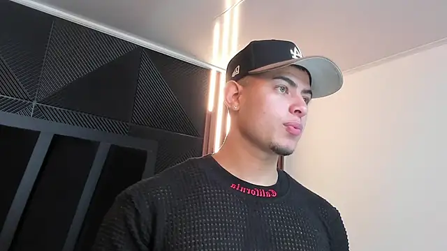 Snapshot of marco_garciia_ chatting on October 2, 2025, 11:12 pm marco garciia  online show from October 2, 2025, 11:12 pm