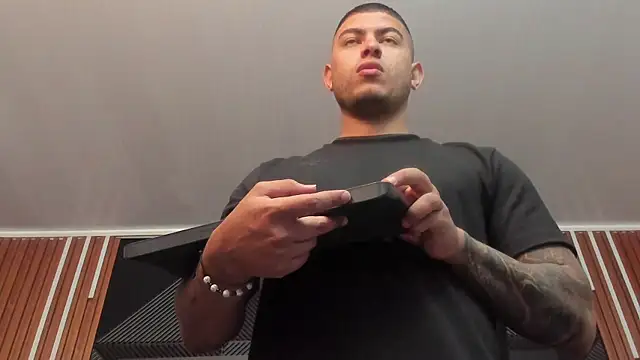 Snapshot of marco_garciia_ chatting on October 24, 2025, 11:12 pm marco garciia  online show from October 24, 2025, 11:12 pm