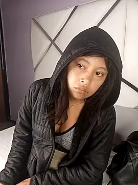 Dulce Pettit online show from December 3, 2025, 12:25 pm