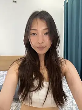 Snapshot of SkylerMoon chatting on April 6, 2026, 4:46 am SkylerMoon online show from April 6, 2026, 4:46 am