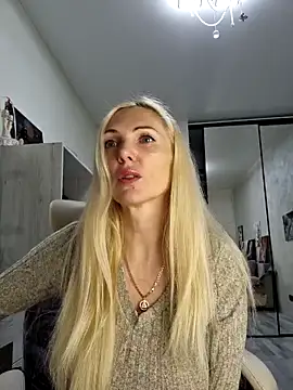 Snapshot of Monna chatting on December 4, 2025, 2:37 pm Monna online show from December 4, 2025, 2:37 pm