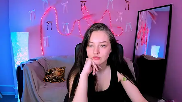 eva smiith  online show from March 19, 2026, 6:39 am