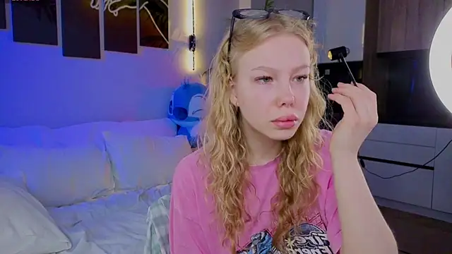 emilyshepar d online show from April 24, 2026, 1:52 am