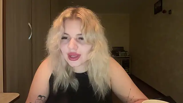 sunshinyflash online show from December 5, 2025, 5:42 pm