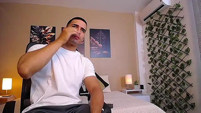 ChristopherBlack  online show from November 12, 2025, 1:11 pm