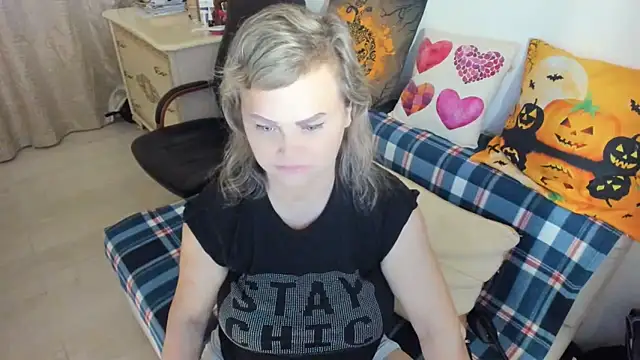 Snapshot of MildMature chatting on December 18, 2025, 7:20 pm MildMature online show from December 18, 2025, 7:20 pm