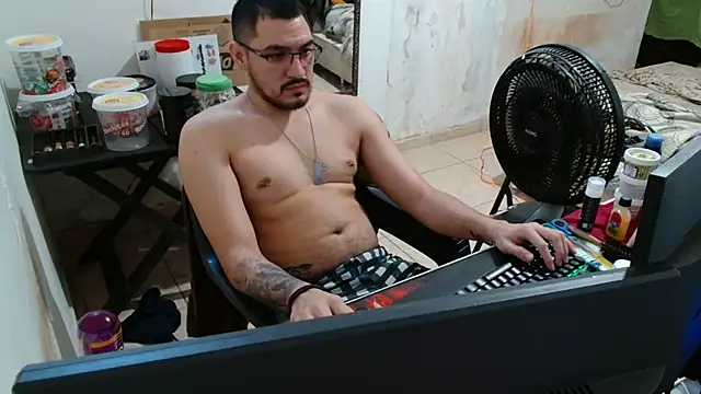 Snapshot of Leonino231 chatting on November 7, 2025, 4:18 pm Leonino231 online show from November 7, 2025, 4:18 pm