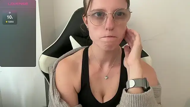 BustyKellyXXX online show from October 15, 2025, 1:22 pm