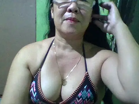 Snapshot of mommasexy29 chatting on February 8, 2026, 2:31 pm mommasexy29 online show from February 8, 2026, 2:31 pm