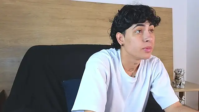 Snapshot of Stiven_Benet_ chatting on October 6, 2025, 1:30 pm Stiven Benet online show from October 6, 2025, 1:30 pm