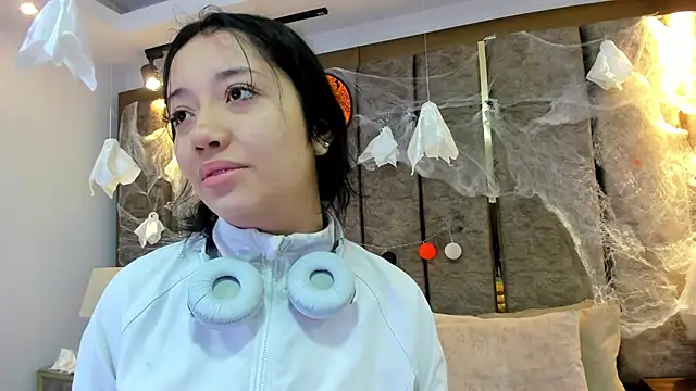 BarbieMonet online show from November 2, 2025, 12:51 pm