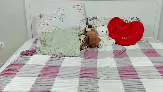 Snapshot of yourkriss_new1 chatting on February 7, 2026, 3:38 pm yourkriss new1 online show from February 7, 2026, 3:38 pm