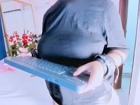 nahomy ryans online show from November 16, 2025, 2:06 am