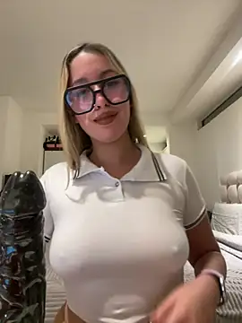 miagarcia250 online show from April 28, 2026, 3:44 am